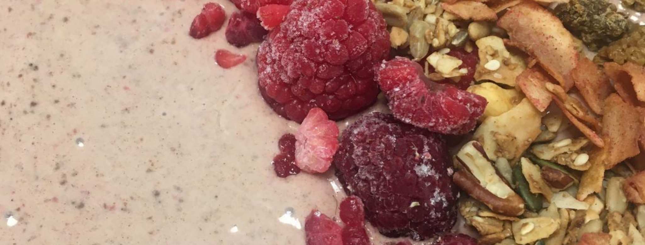 recept na smoothie bowl s datlovou pastou Farm.inc